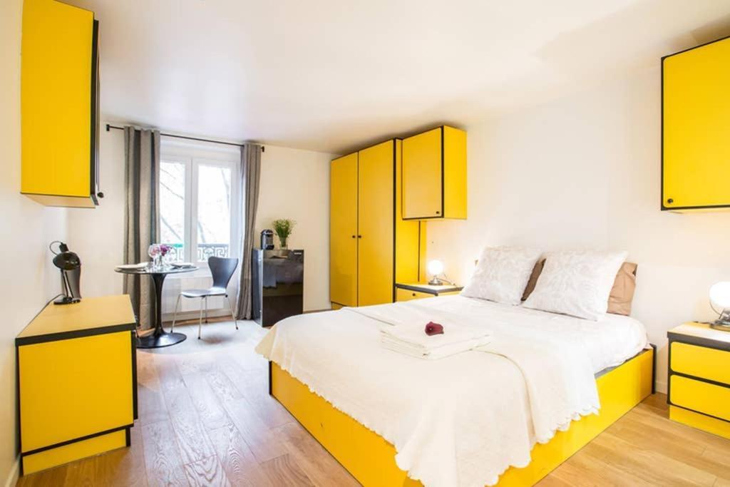 Charming Le Marais Retro Parijs